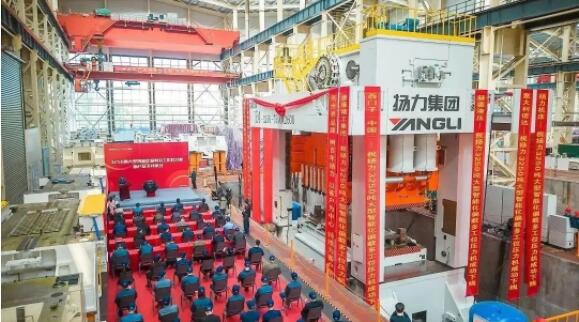揚力集團(tuán)隆重舉辦大型智能化偏載多工位壓力機(jī)TE4-3250FB新產(chǎn)品下線儀式！